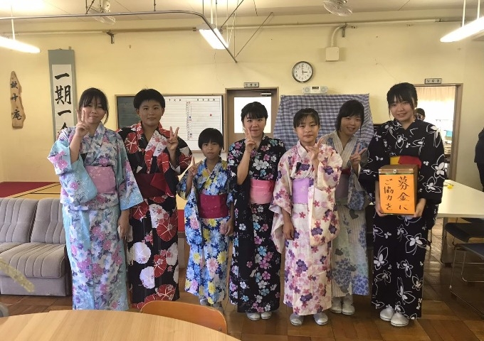 みんなの工夫が積み重なってできたバザーだったんですね!最後に、「世界のために一歩を踏み出したい!」という学生の皆さんに、何かメッセージをお願いします! みんなの工夫が積み重なってできたバザーだったんですね!最後に、「世界のために一歩を踏み出したい!」という学生の皆さんに、何かメッセージをお願いします!