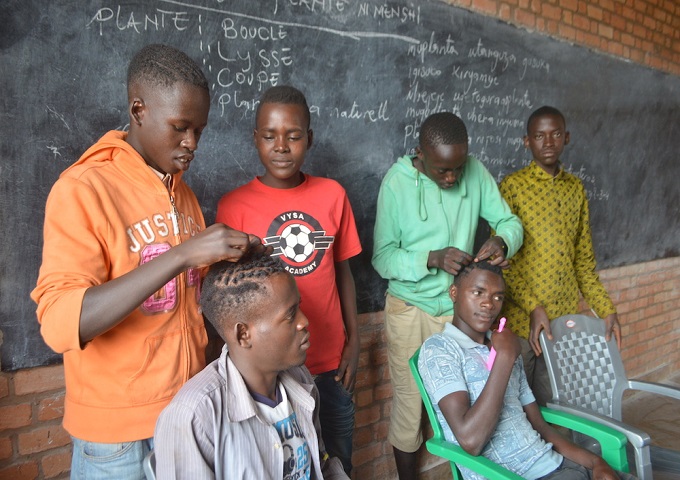 ブルンジでのヘアドレッシング訓練を公開！